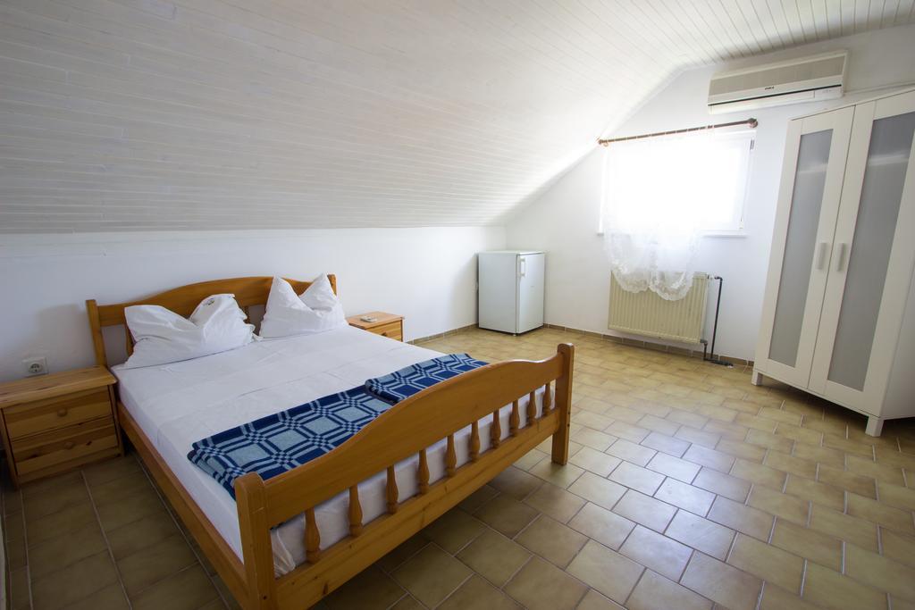 St. Roko Guest House Доня Ластва Екстериор снимка